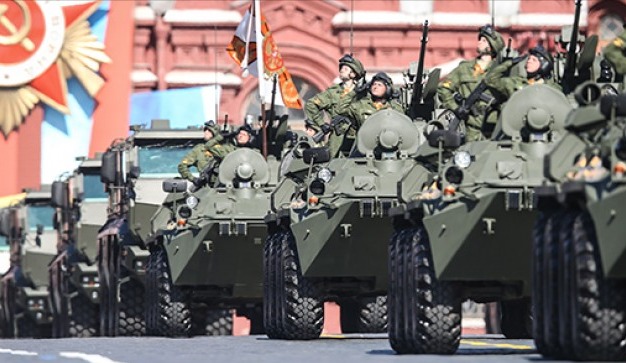 Anul trecut, la manifestatiile solemne  de pe 9 mai au participat peste 16 mii de militari, aproape 200 de piese de echipament, mai mult de 140 de avioane și elicoptere.