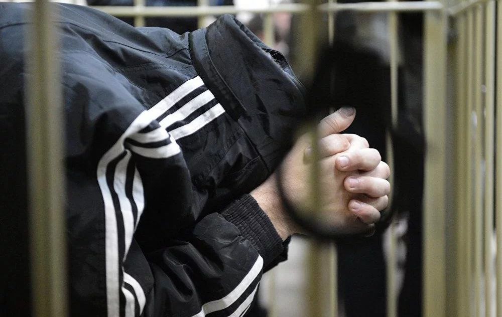 Подозреваемым оказался сожитель погибшей девушки. Пока его задержали на 72 часа.