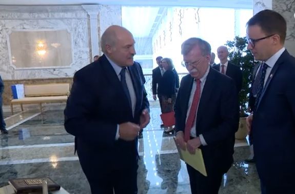 Лукашенко передал Трампу подарок.