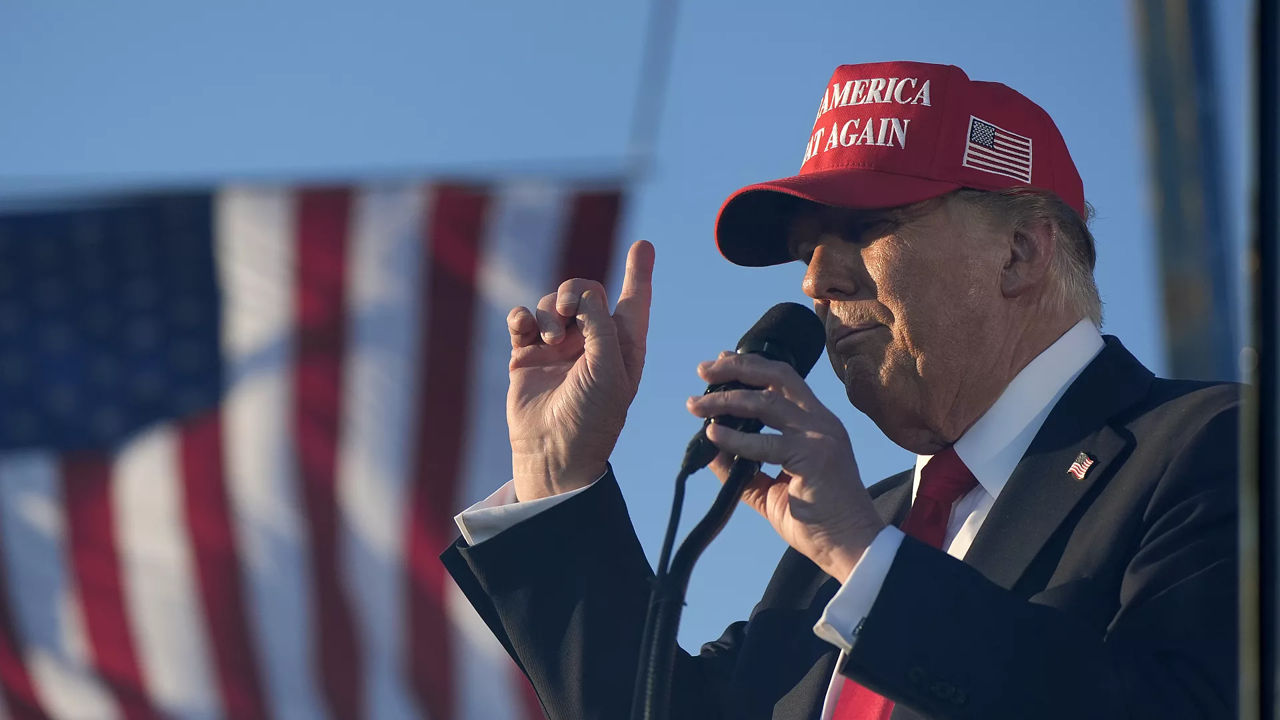 Un bărbat înarmat a fost reținut în apropierea mitingului lui Trump.
