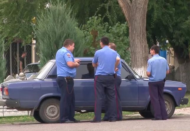 Журналисты сообщили, что сотрудники местной милиции пытались препятствовать им при съемках репортажа.