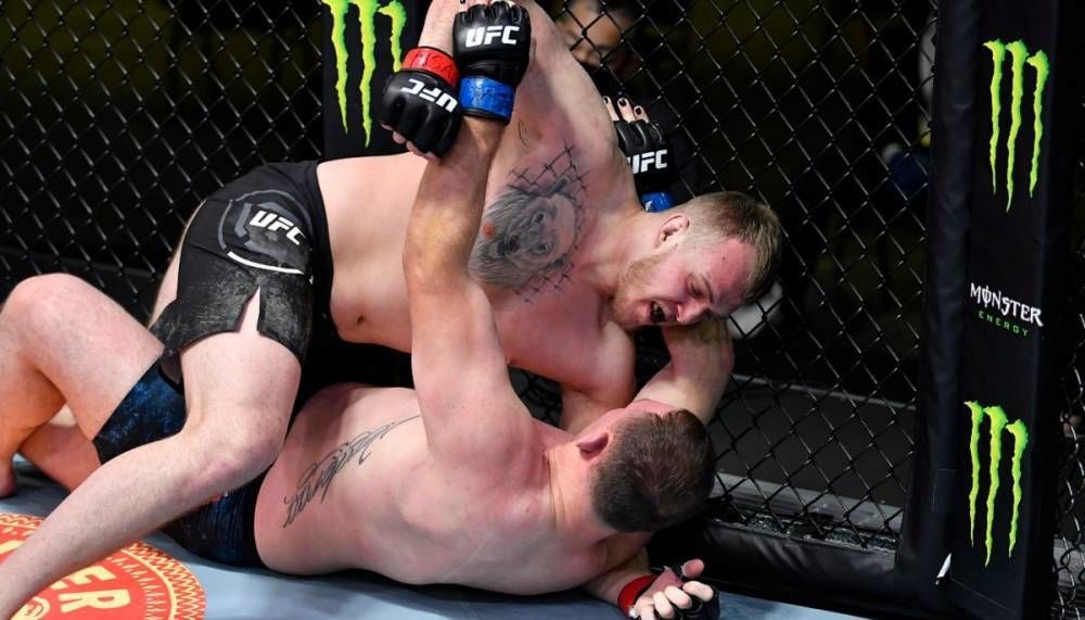 Молдавский боец нокаутировал американца в поединке тяжеловесов на UFC.