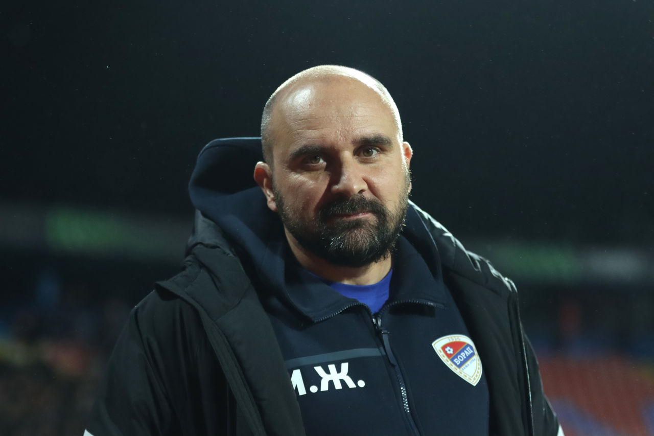 Antrenorul unei echipe sârbe a murit subit în timpul unui meci.