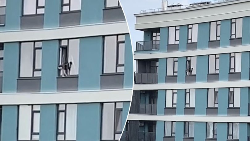 В столице женщина вылезла из окна на 16-м этаже, чтобы помыть его.