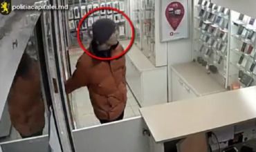 Un tânăr este căutat de poliție pentru un jaf dintr-un magazin din capitală. 