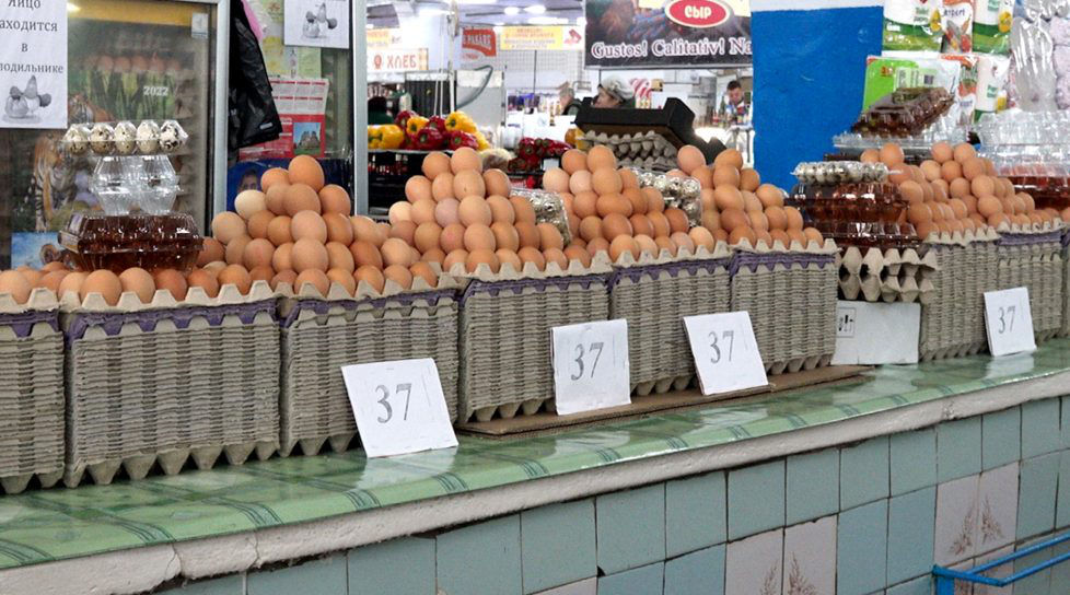 Из-за роста цен на яйца люди на рынках стали покупать их поштучно.