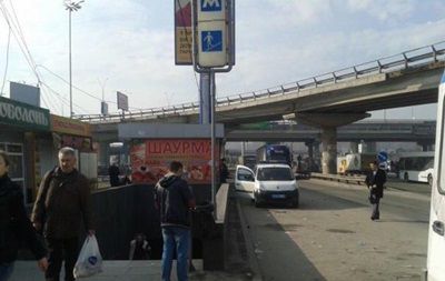 Неизвестный бросил в киоск пиротехническое устройство, пострадавших нет.