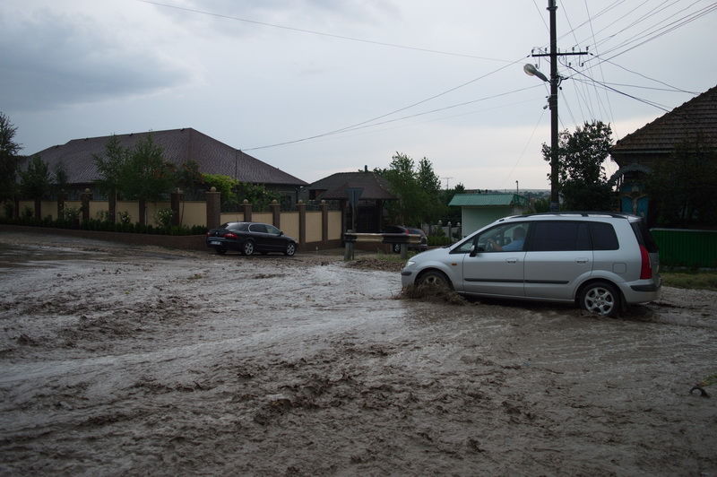 Как видно по фото, водоотводы в городе не справляются с потоками воды.