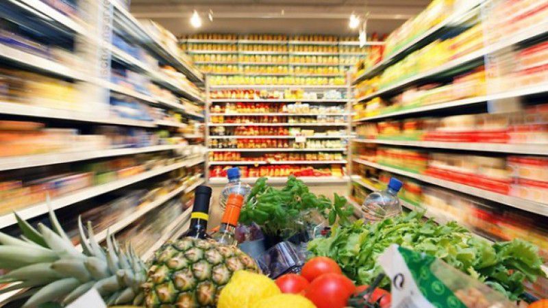 Americanii aruncă la gunoi aproape tot atâtea alimente cât consumă. Foto: stiripesurse.ro