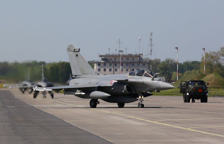 Ранее Париж присоединился к Вашингтону в операции по нанесению воздушных ударов по позициям "Исламского государства" на территории Ирака.