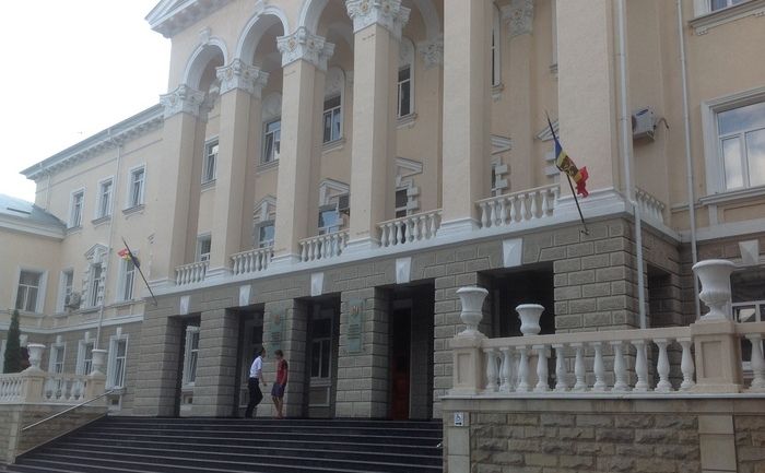 В ходе обысков в МВД задержан сотрудник и экономический агент.