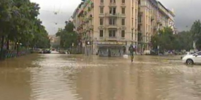 Transportul în comun funcţionează de asemenea cu intermitenţe.