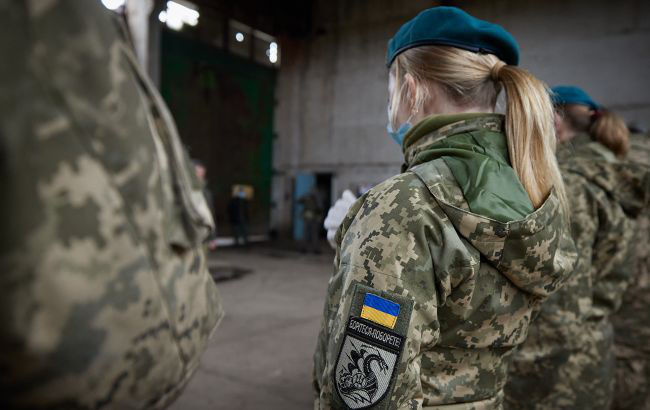 В Украине женщин не будут ставить на воинский учет до окончания войны.