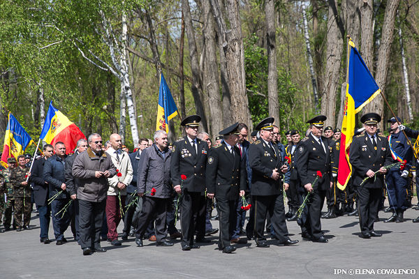 Premierul Pavel Filip s depus flori la Monumentul polițiștilor căzuți la datorie, din Parcul Valea Morilor. Foto: ipn.md/Elena Covalenco