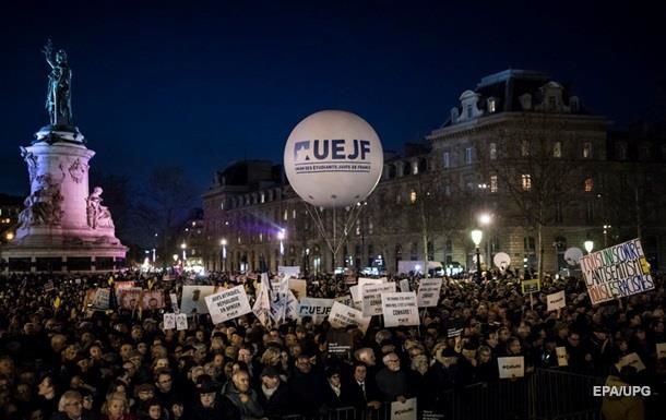 Митинг против антисемитизма собрал в Париже около 20 тысяч человек.