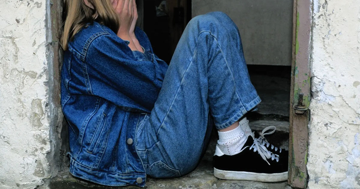 Un tânăr, condamnat cu suspendare pentru că a întreținut relații sexuale cu o copilă de 12 ani.