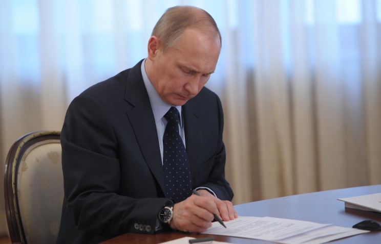 Президент РФ Владимир Путин подписал распоряжение о признании воинских званий и дипломов для украинских военных, пожелавших служить в РФ.