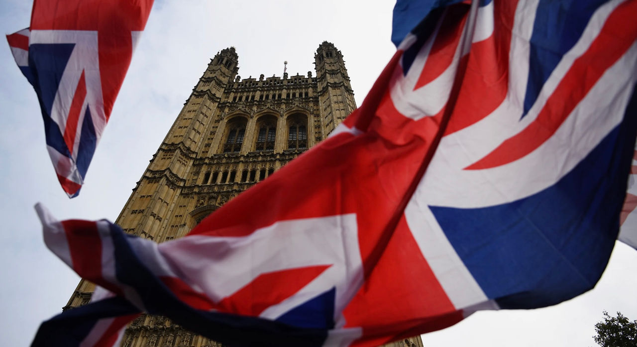 Marea Britanie va transfera mii de locuri de muncă din sectorul public din Londra către regiuni.