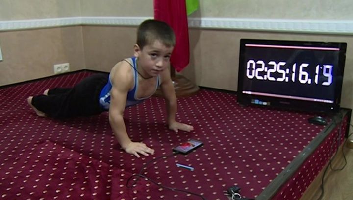 Пятилетний мальчик из Чечни в среду повторит рекорд по отжиманиям.