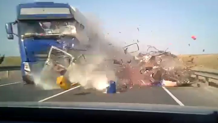 Момент страшного ДТП в России попал на видео.