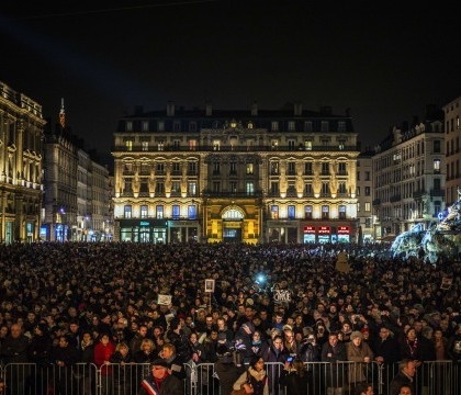 Oameni din toata lumea au iesit in strada pentru a le aduce un omagiu emotionant celor 12 oameni care si-au pierdut viata in atentatul din Franta.