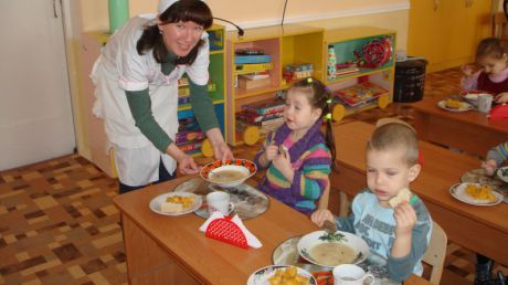Педагогам приходится разносить еду, мыть посуду и убирать в помещениях.
