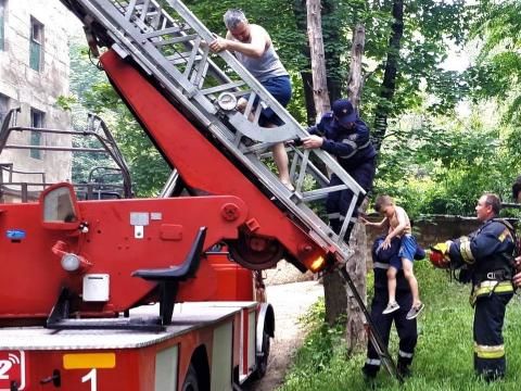 Пожар на улице Мунчештской: десятки людей эвакуированы.