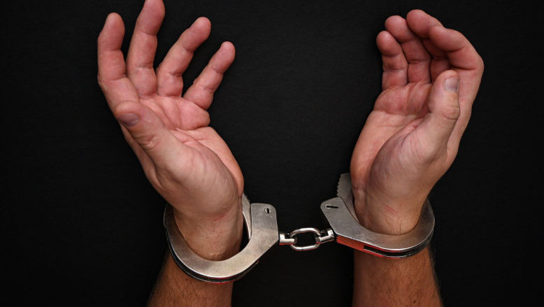 Tată și fiu, condamnați pentru exploatarea sexuală a trei minore în Chișinău.