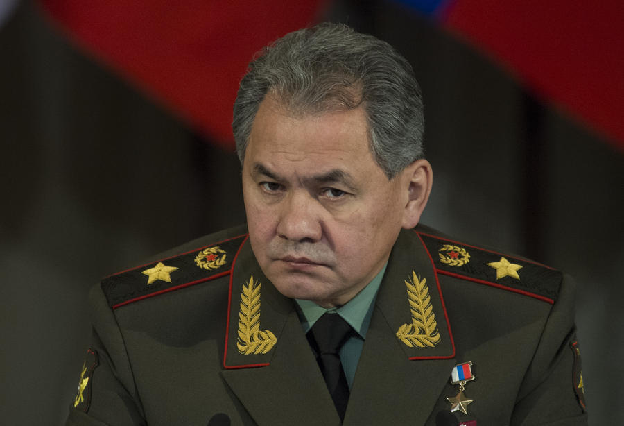 Шойгу не знает, откуда у людей, блокирующих в Крыму военные объекты, современное вооружение.