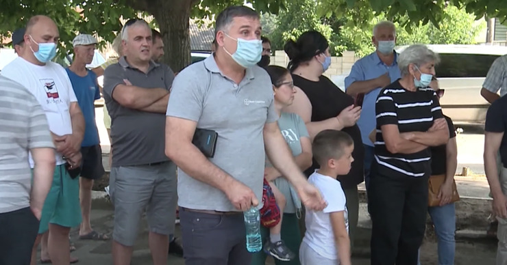Жители Трушен жалуются, что власти не спешат решать проблему с водоснабжением.