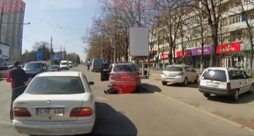 Неравнодушные прохожие и водители вышли помочь пожилому мужчине.