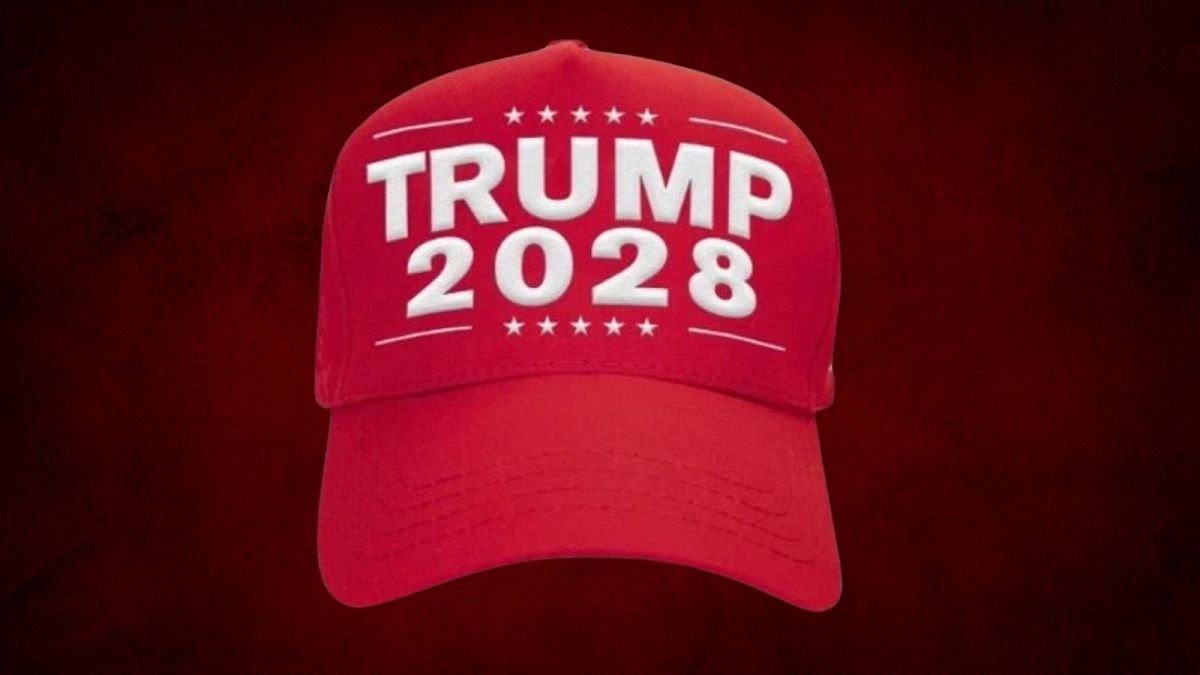 В сувенирной лавке Белого дома продают кепки "Трамп 2028".