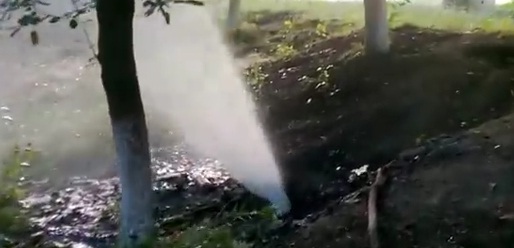 Deși apa curge deja a doua zi, angajații Apă-Canal nu s-au prezentat, deocamdată, la fața locului.