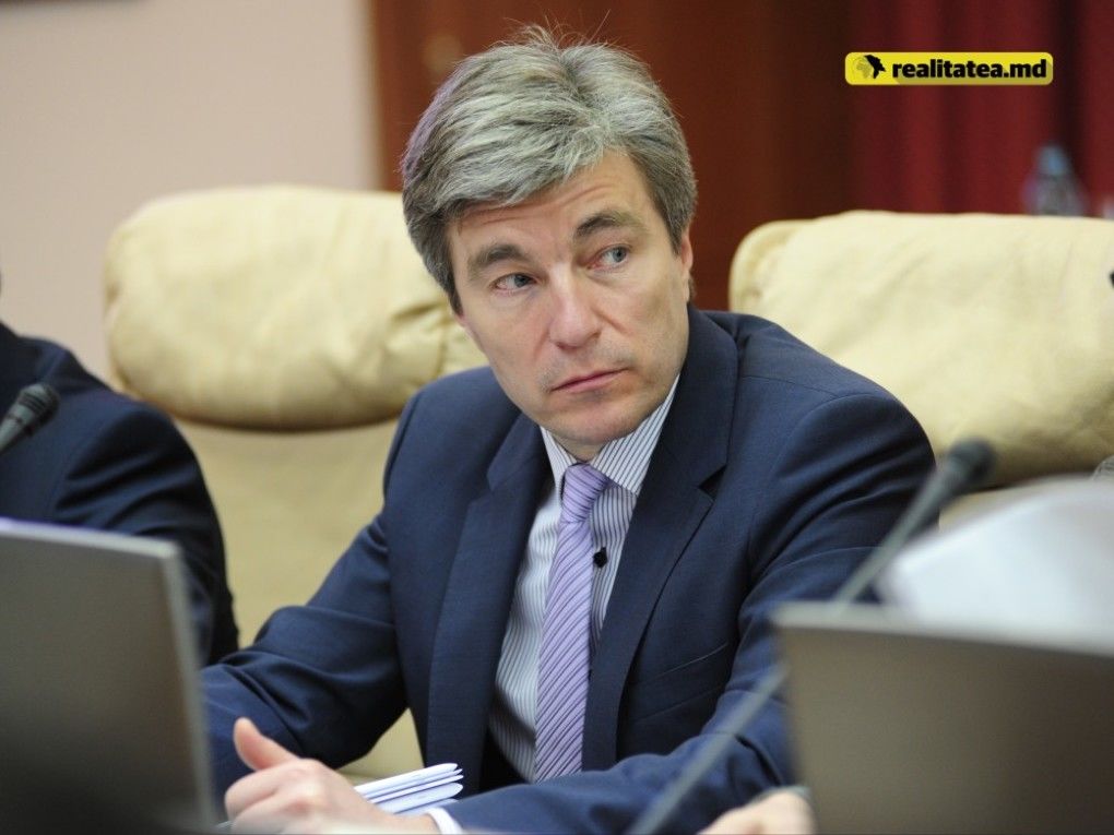 Глава парламентской Народной европейской группы обратился к гражданам с призывом информировать его о конкретных случаях злоупотреблений со стороны судебных исполнителей. Фото: realitatea.md.