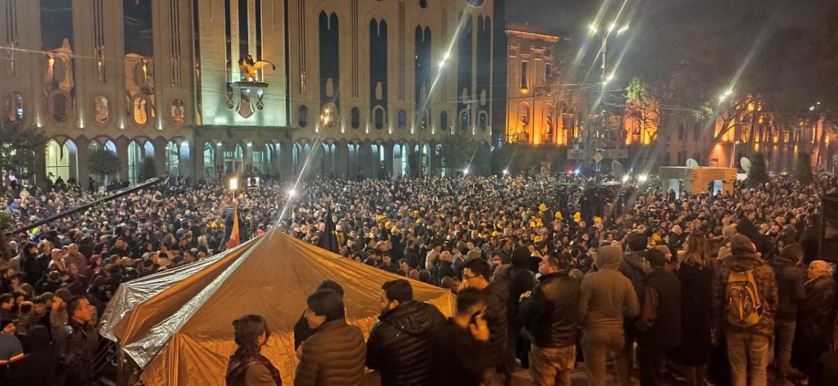 Тбилиси охватили массовые акции, мэр Каха Каладзе показал протестующим неприличный жест.