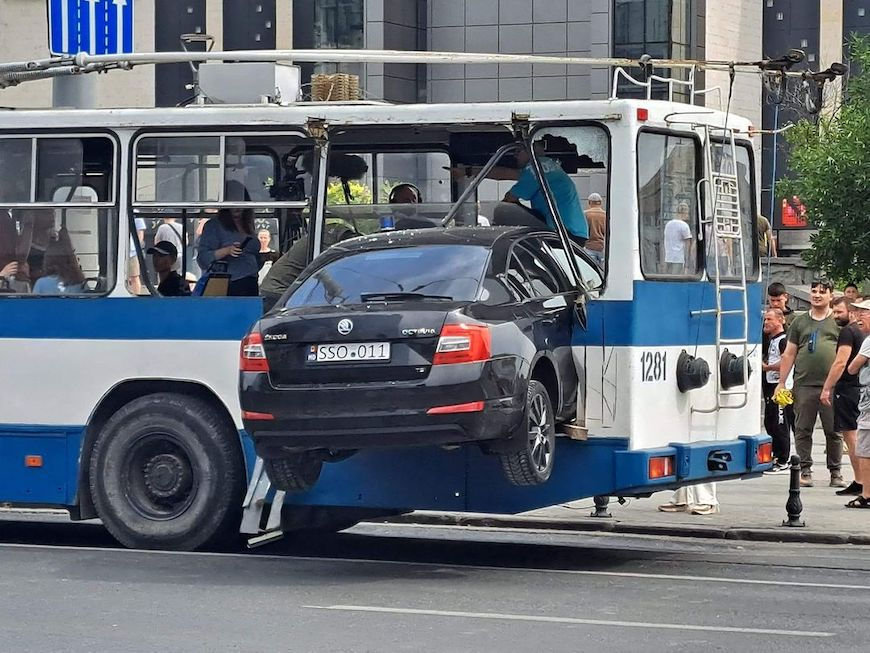 Голливудский постановщик трюков ставил сцену погони для молдавского фильма.