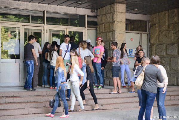 Сегодня, 3 июля, выпускники гимназий начали дополнительную сессию.