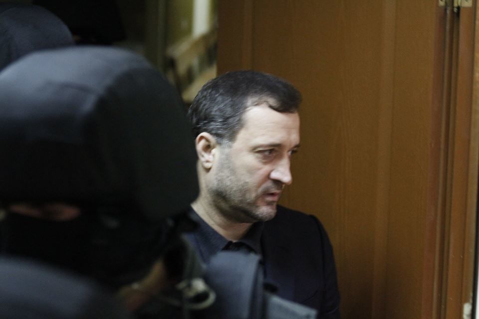Kroll фактически был нанят окружением Филата, который сегодня признан виновным в краже и осужден.