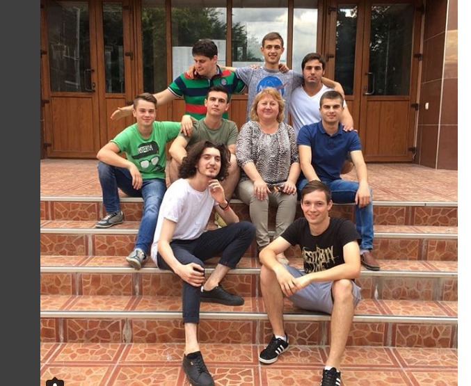 Выпускники лицея „Orizont” запускают флешмоб в поддержку учителей.