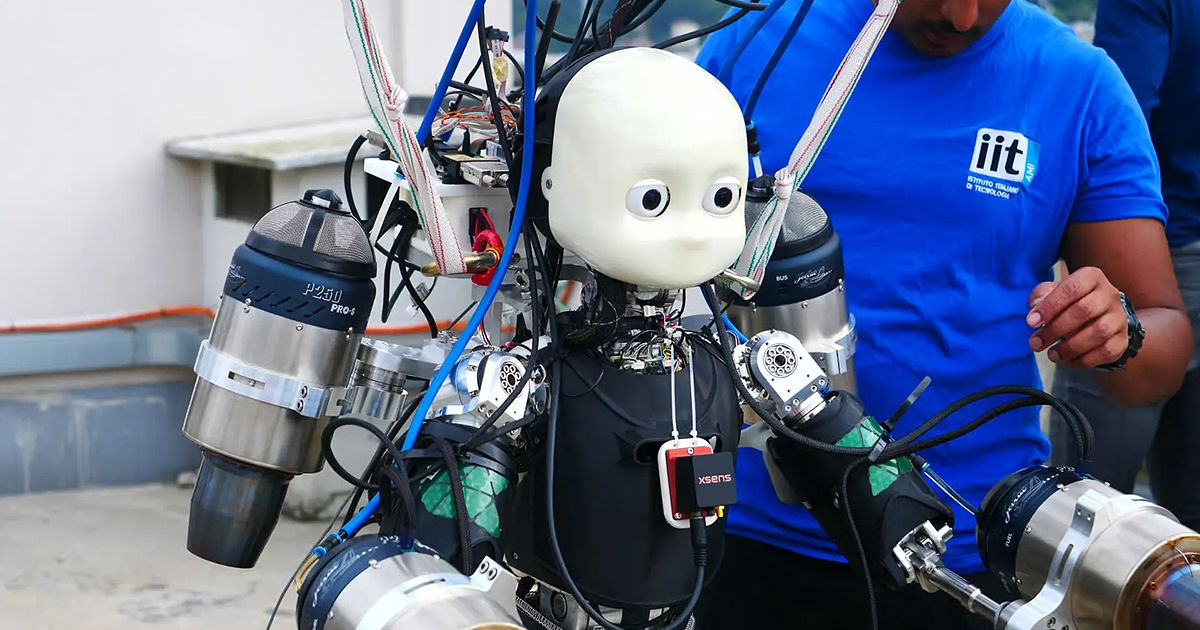 Primul robot umanoid zburător din lume – iRonCub3, prezentat.