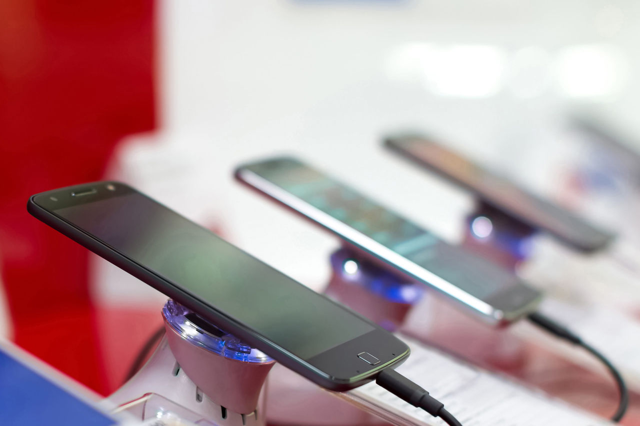 Мировые продажи смартфонов рухнули до 14-летнего минимума.