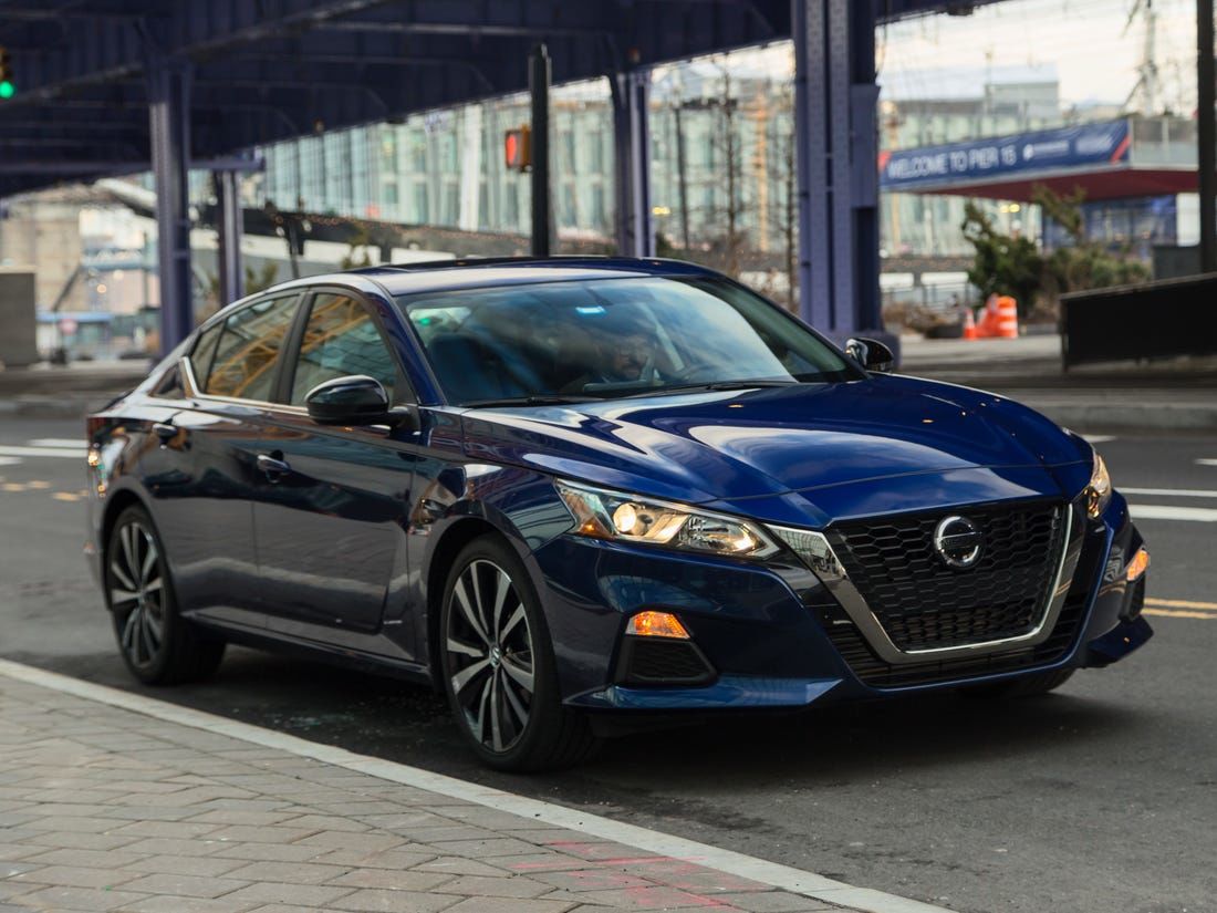 Nissan отзовет почти два миллиона седанов Altima из-за неисправной защелки капота.