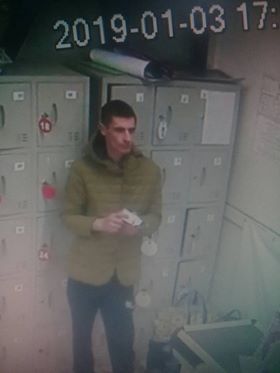 Полиция разыскивает мужчину, укравшего сумку в столичном магазине.