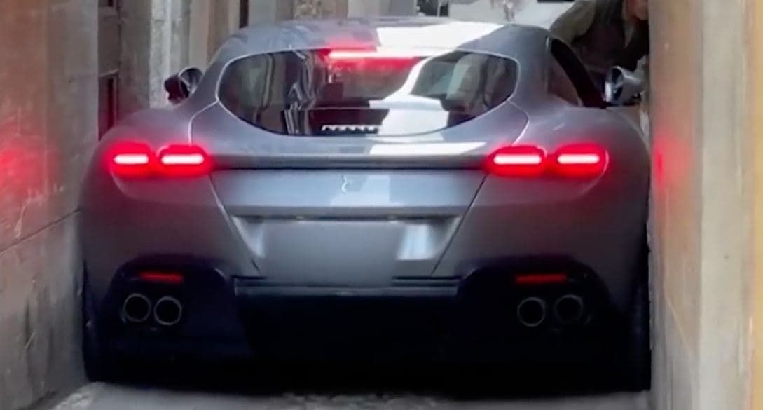 Ferrari Roma стоимостью 200 000 евро застряла на узкой улочке.
