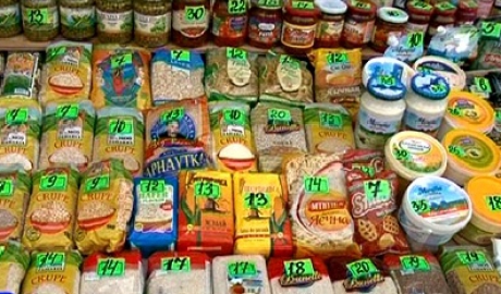 În timp ce leul continuă să se deprecieze, moldovenii se plâng că fac faţă cu greu preţurilor ridicate.