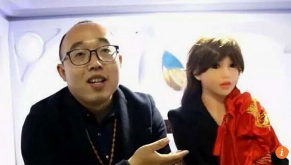 Zheng Tszyatszya este specialist în inteligența artificială și construcție de roboți. 