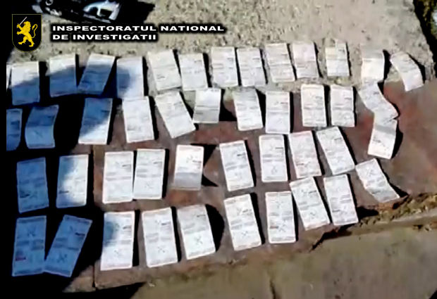 Ecstasy, amfetamină, heroină și alte droguri, ascunse în colete cu produse alimentare și aduse din Franța în țara noastră. Foto: captura video