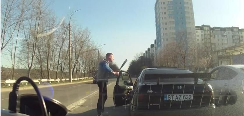 Polițiștii de patrulare s-au autosesizat și au identificat atât automobilul, cât și conducătorul auto care apare în filmuleţul devenit viral pe Internet.