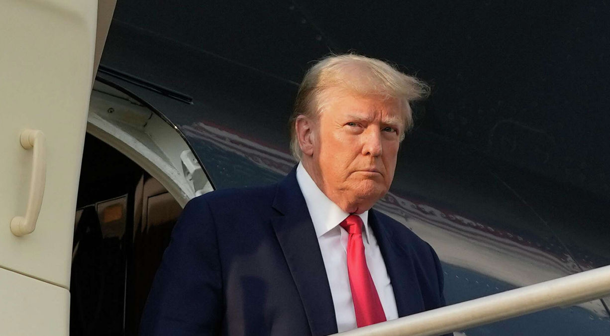 Суд обязал Трампа уплатить $454 млн по делу о мошенничестве.