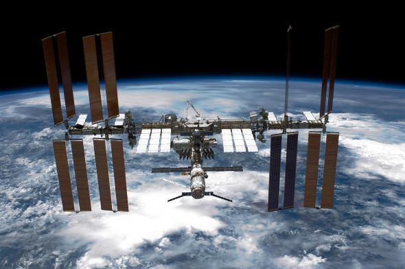 Astronauții au primit ordin să intre într-un refugiu din interiorul platformei orbitale.